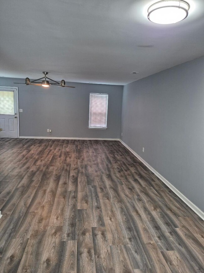 Building Photo - 1057 Dale Ave