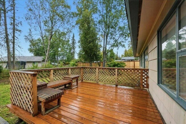 Building Photo - 709 Cypress Dr