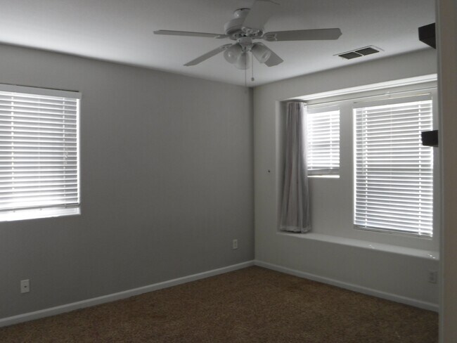 Building Photo - 1257 Kensington Dr