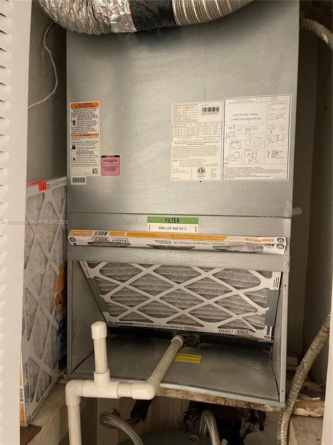 Building Photo - 10000 NW 80th Ct