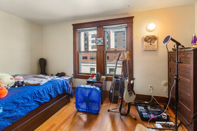 Building Photo - 123 Adams St