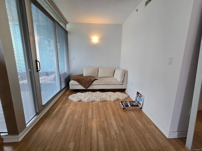 Building Photo - HUGE Stunning Bright 3 bed 2.5 bath loft i...