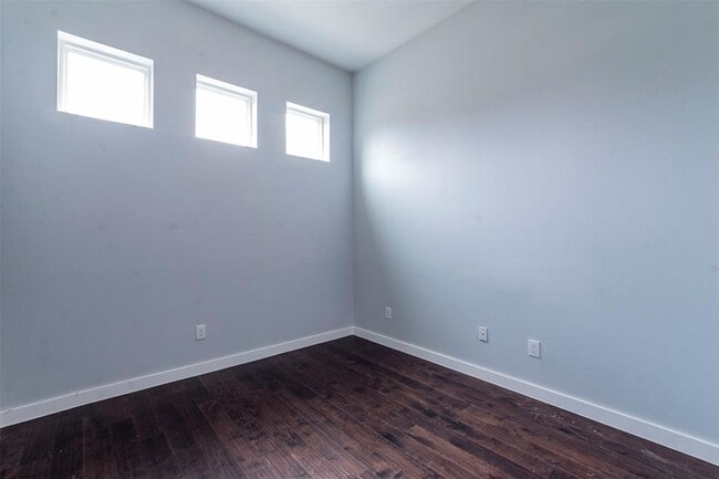 Building Photo - 6405 Chesterfield Ave