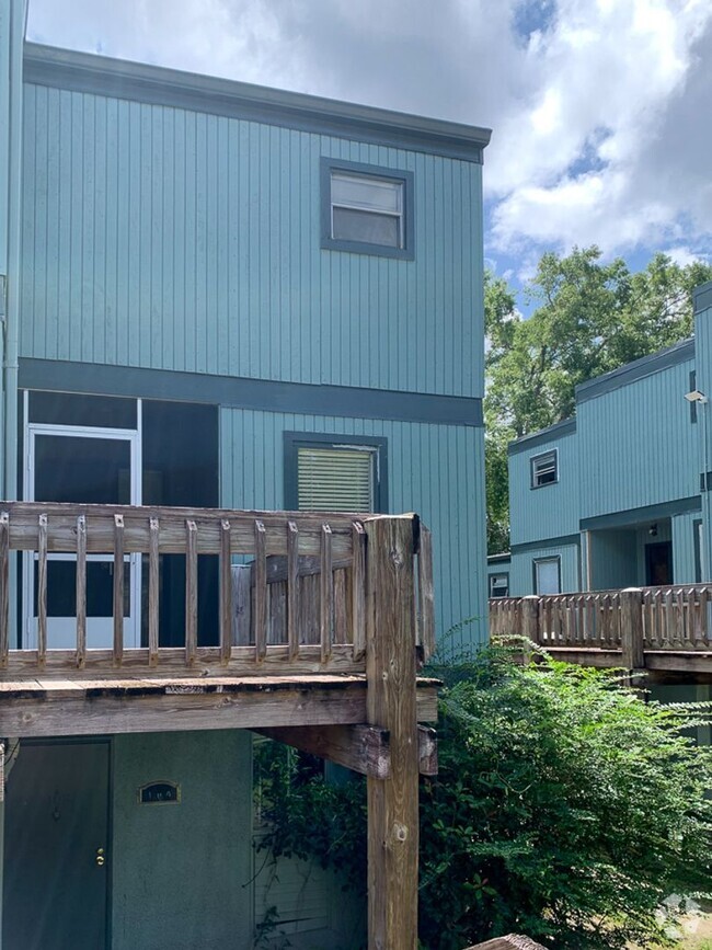 Building Photo - 1 bed/1 bath condo in Sparrow - Available ...