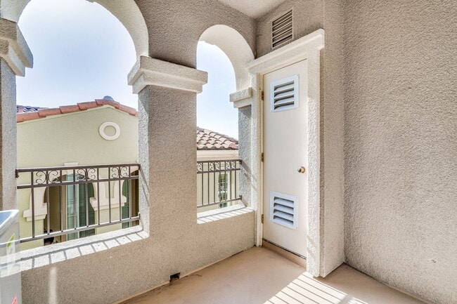 Building Photo - Beautiful 2 Bed 2 Bath End Unit Townhome in Communication Hills!