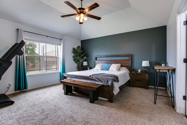 Building Photo - 5022 Red Oak Ln