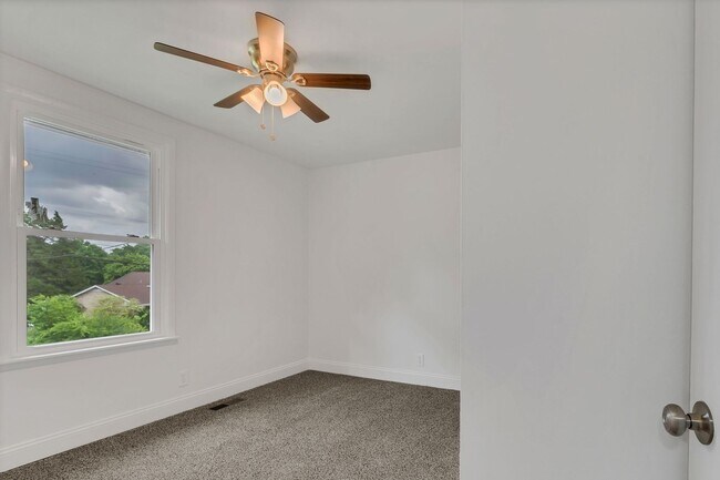 Building Photo - Incredible Fully-Updated 3 Bedroom Home wi...