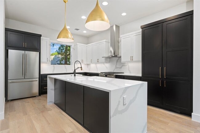 Building Photo - 407 El Paso St