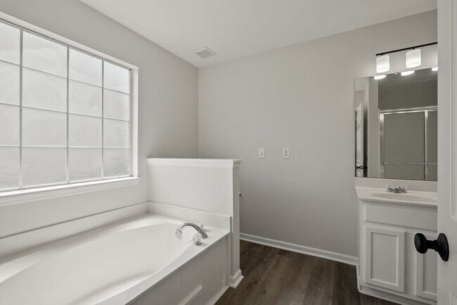 Building Photo - 142 Bremerton Dr SW