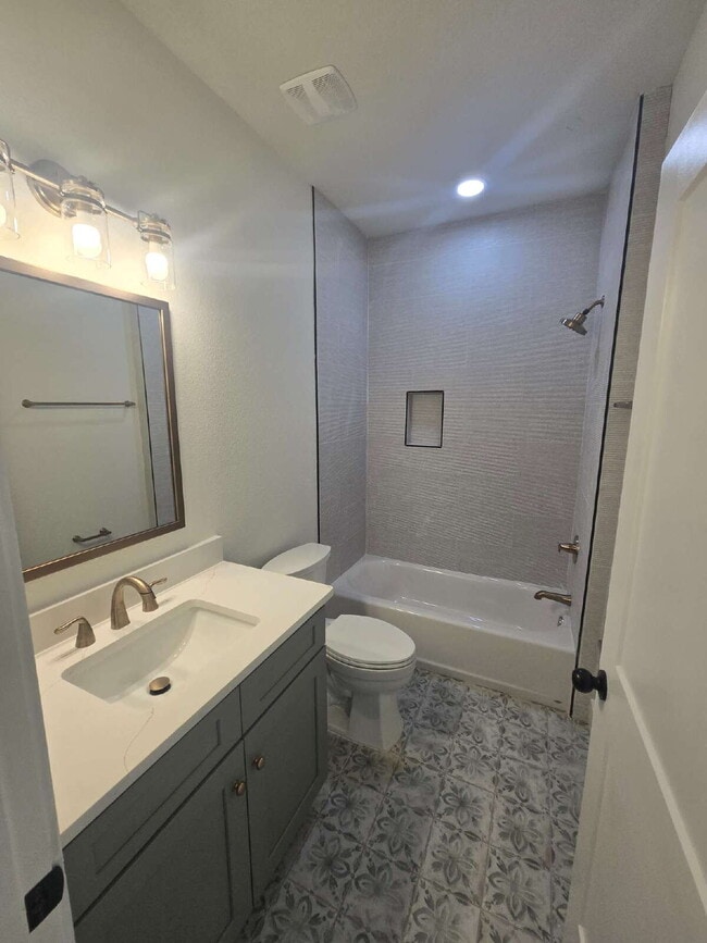 Building Photo - New Construction, 3 bed 3 bath near downtown!
