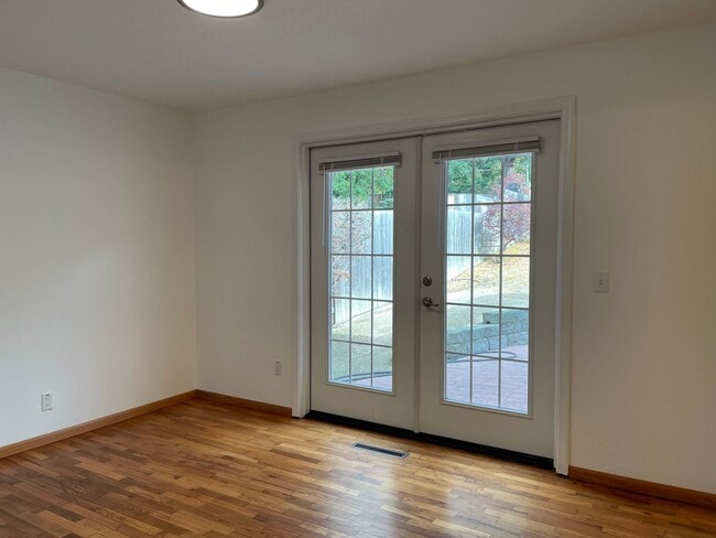 Building Photo - Nice 3 Bedroom 2 Bath Home-Office Space-Located in a Quiet East Medford  Nieghborhood East Medford