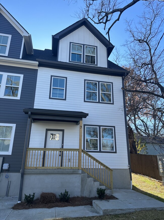 Unit 3 - 200 Raymond St