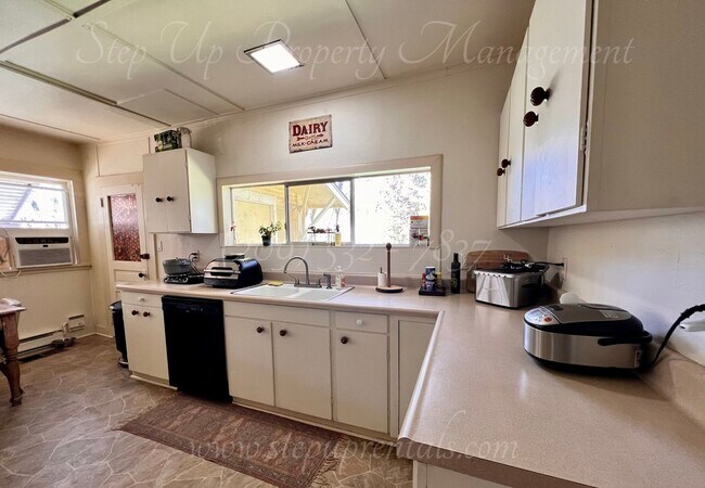 Building Photo - Charming 2 Bedroom 2 Full Bathroom Home Ne...