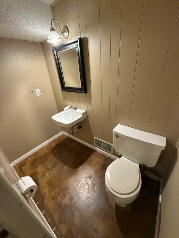 Building Photo - 1324 N Crestline St