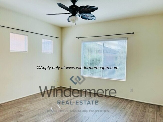 Building Photo - Spacious 3-bedroom with Updated Finishes and Prime Location!