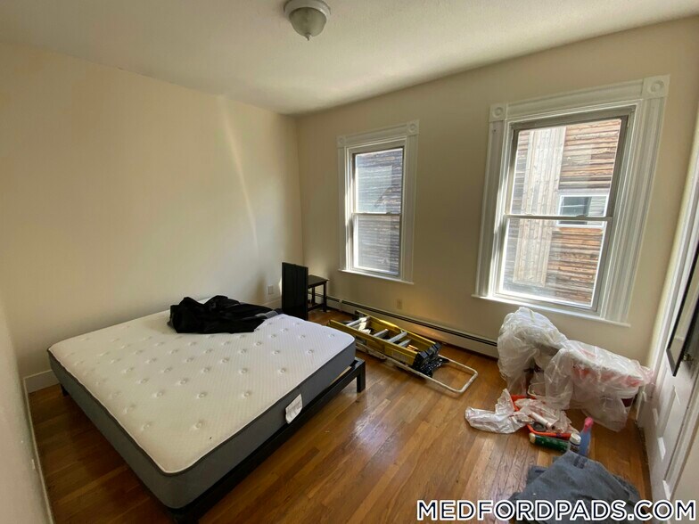 Building Photo - 569 Main St