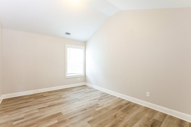 Building Photo - 402 Silver Oak Dr