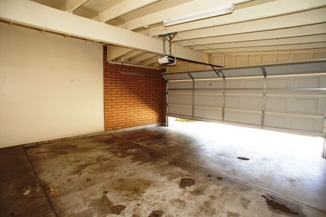 Building Photo - 2920 N La Chiquita Ave