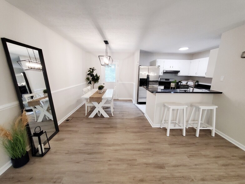 Building Photo - Room in Single Family Home on Henslowe Dr