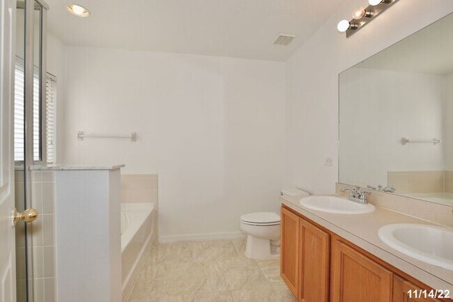 Building Photo - Beautiful 3/2.5 Spacious Townhome with a 2...