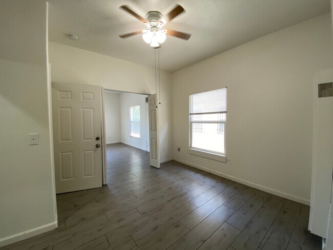 Building Photo - One Bedroom Apartment in Downtown Stockton