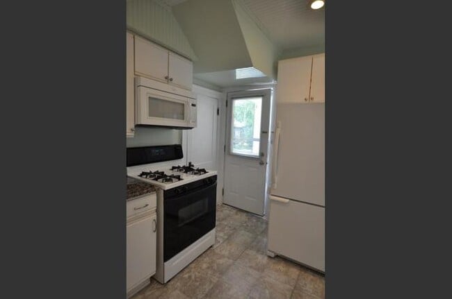 Building Photo - 921 Sylvan Ave