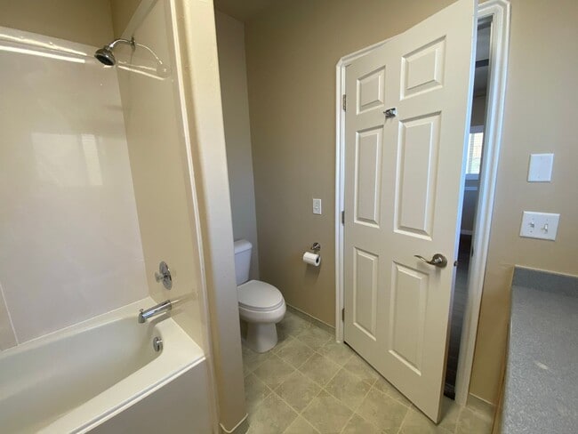 Building Photo - 2 Bed 2 Bath Apartment *UTILITIES INCLUDED*