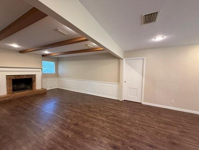 Building Photo - 5906 Mountainclimb Dr