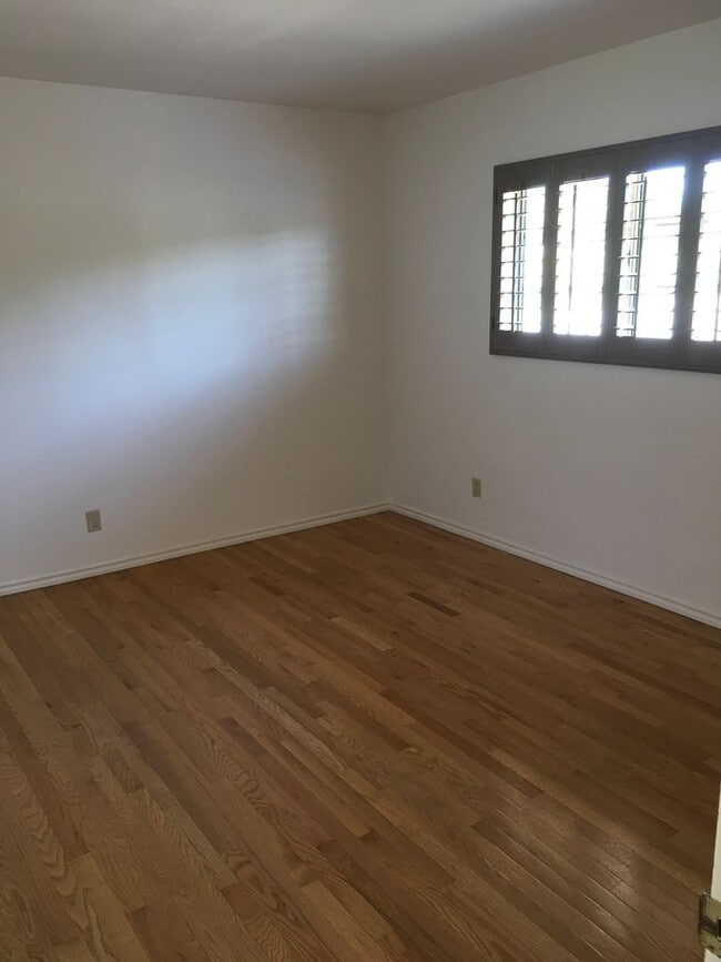 Building Photo - Charming Vintage 3BR/1.5BA Corner Lot Home...