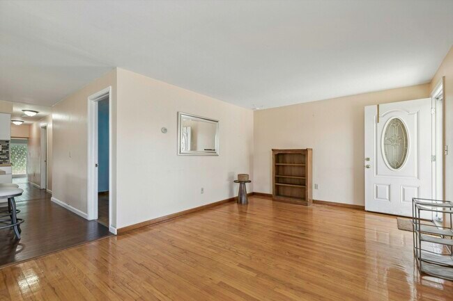 Building Photo - 817 Winton St