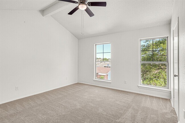 Building Photo - 2022 Lakewood Ct