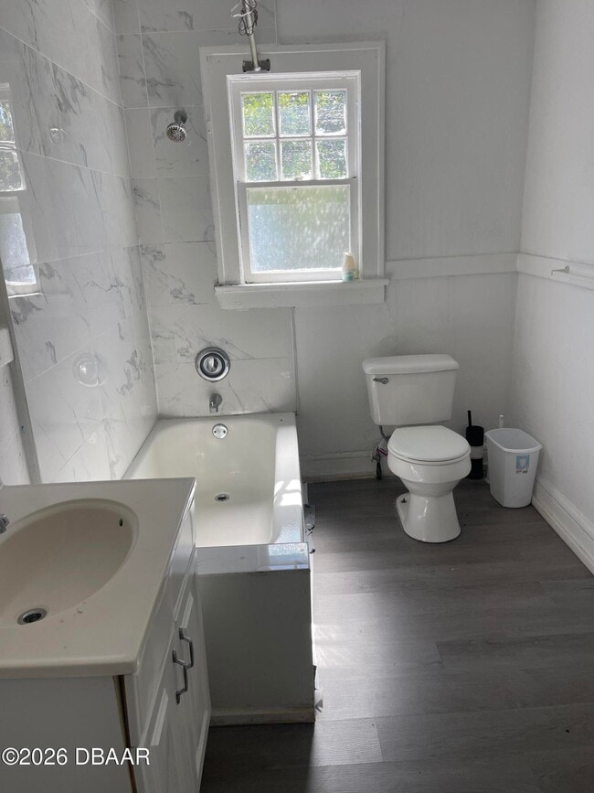 Building Photo - 411 N Oleander Ave