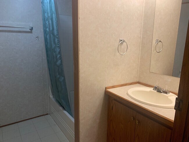 Building Photo - $250 OFF FIRST MONTH'S RENT - Country living!