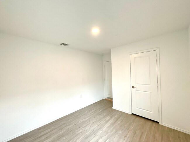 Building Photo - 615 Bean Bnd