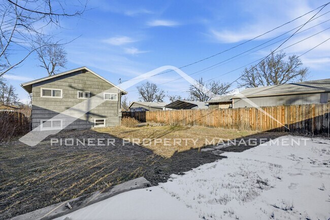 Building Photo - Charming Home with Central AC and Washer/Dryer