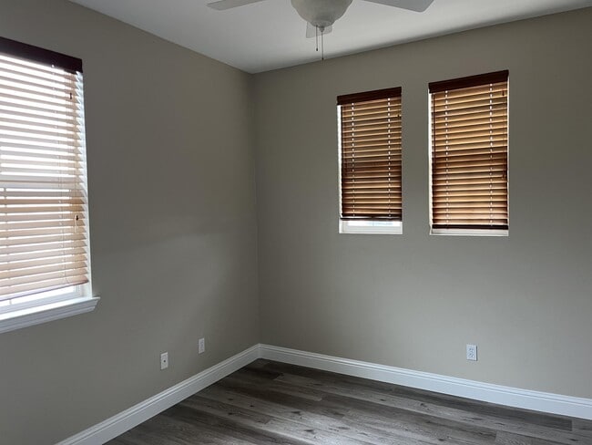 Building Photo - 220 Sorrel Ct