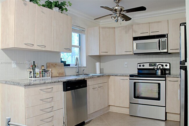 Building Photo - 307 SW 11th Ct