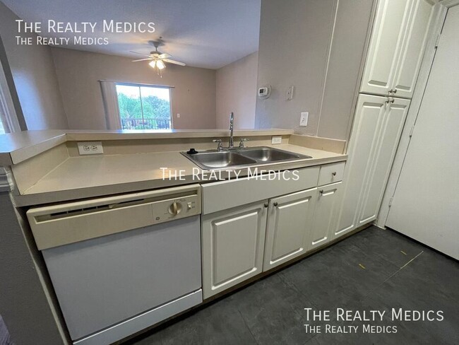 Building Photo - Charming 2-Bedroom Condo for Rent in Metro...