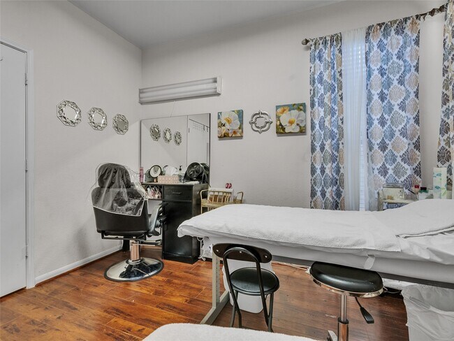 Building Photo - 5514 Gatesprings Ln