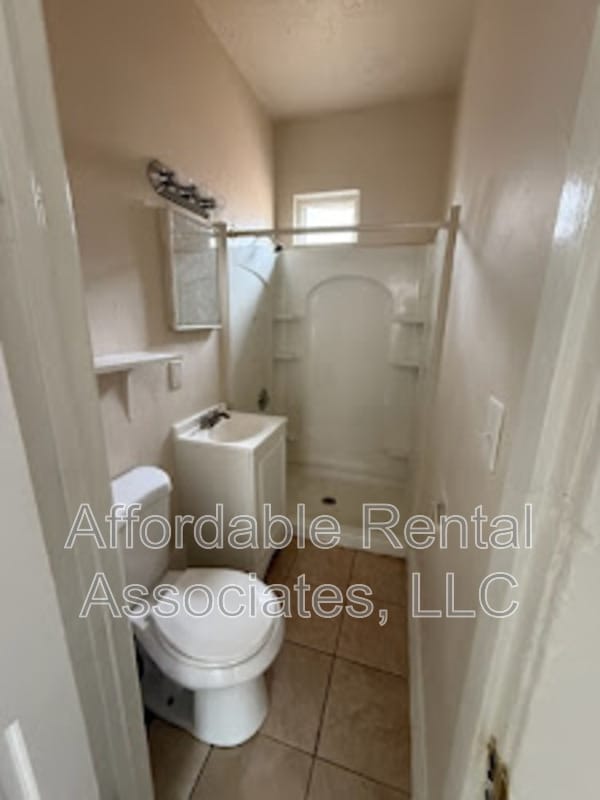 Building Photo - 505 W Maple St