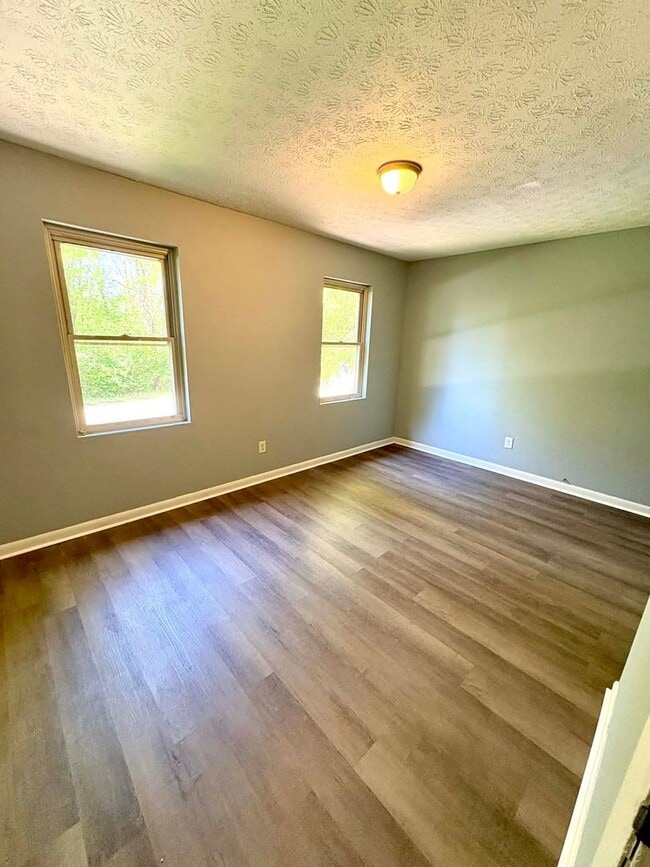 Building Photo - Cozy & Convenient Living!