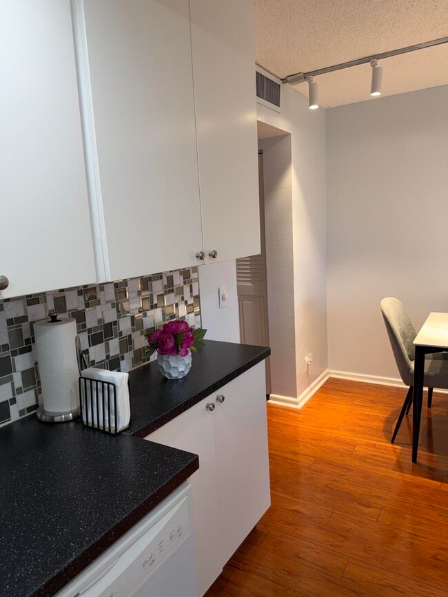 Building Photo - 3062 Ainslie Dr