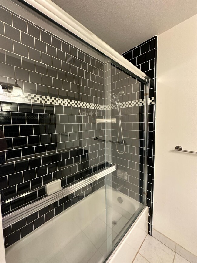 Building Photo - 2371 Sample Ave