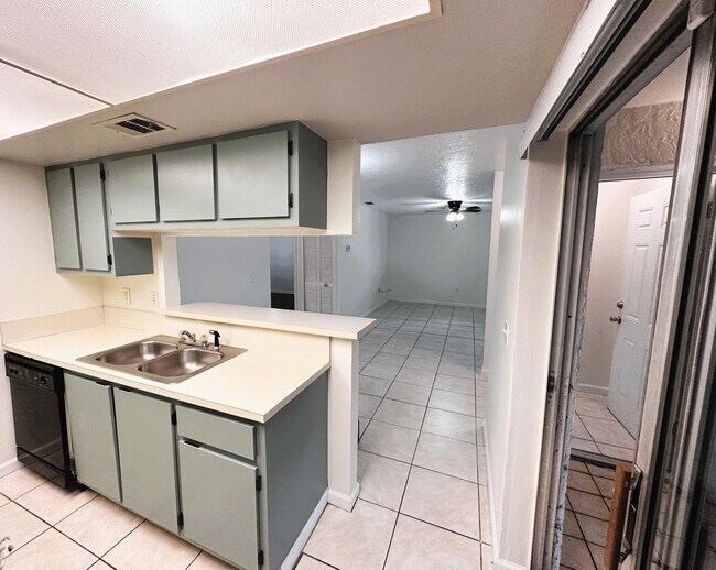 Building Photo - 631 Ridge Club Dr