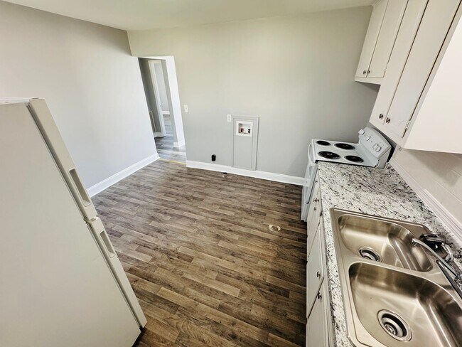 Building Photo - 723 Kent Dr