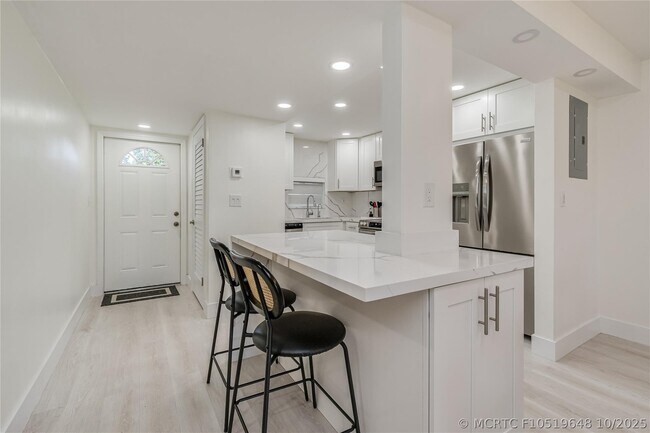 Building Photo - 411 S Hollybrook Dr