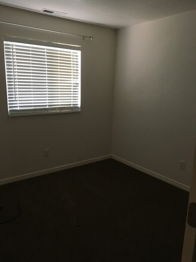 Building Photo - Desired Hidden Valley Town Home!