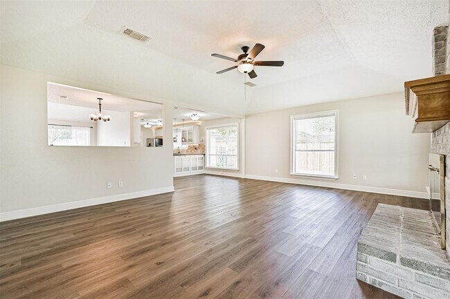 Building Photo - 1115 W Castlewood Ave