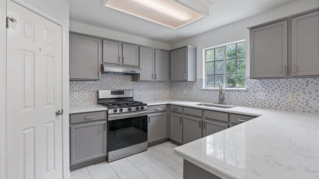 Building Photo - 5017 Cleves St