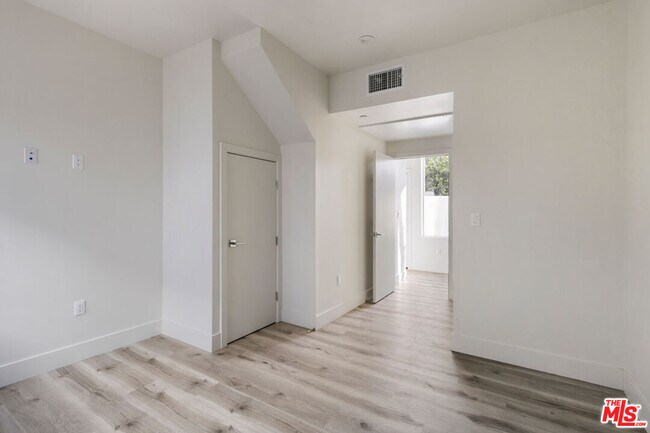 Building Photo - 2494 W Shenyad Ct